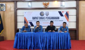 Kalapas Kelas IIB Lapas Tanjung Balai Asahan, Refin Tua Simanullang, memimpin langsung rapat dinas pengamanan bersama seluruh jajaran pengamanan. Foto: Dok. Istimewa.