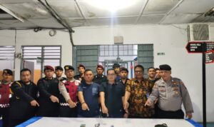 Dalam pelaksanaan Razia Rutin Kamar Hunian WBP dipimipin langsung oleh KPLP Lapas Kelas IIA Sibolga guna mewujudkan lingkungan Pemasyarakatan Bersih dari Halinar. Foto: Dok. Istimewa.