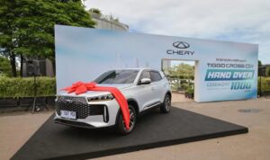 Pabrikan asal Tiongkok, Chery Indonesia, telah menyerahkan 1.000 unit model hybrid Tiggo Cross CSH kepada konsumen Indonesia pada akhir pekan lalu di Jakarta. Foto: Dok. Istimewa.