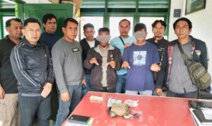 Dua pelaku, yang berinisial RP (55) alias Didong, mantan residivis kasus narkoba asal Desa Bintang Meriah, dan BS (55) warga Desa Kutapengkih Dusun Kuta Kendit, berhasil ditangkap operasi Gabungan Tim Intel TNI saat diduga sedang melakukan aktivitas peredaran sabu. Foto: Dok. Istimewa.