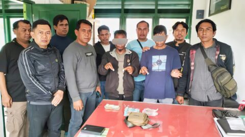 Dua pelaku, yang berinisial RP (55) alias Didong, mantan residivis kasus narkoba asal Desa Bintang Meriah, dan BS (55) warga Desa Kutapengkih Dusun Kuta Kendit, berhasil ditangkap operasi Gabungan Tim Intel TNI saat diduga sedang melakukan aktivitas peredaran sabu. Foto: Dok. Istimewa.