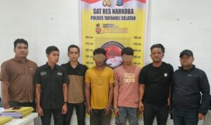 Dua pelaku yang diduga sebagai pengedar narkoba, berhasil diringkus Tim Denintel BKI B berinisial HD (27) dan ML (32). Foto: Dok. Redaksi.
