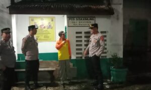 Jajaran Polsek Siantar Barat melaksanakan kegiatan Sapa Siskamling (Saling) di Pos Kamling Jalan Wahidin. Foto: Dok. Istimewa.