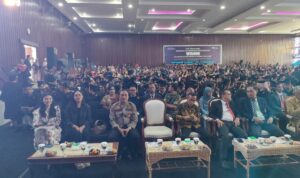 Universitas HKBP Nommensen Pematangsiantar (UHKBPNP) menggelar Dies Natalis ke-8 dan Wisuda VII Periode II Tahun 2025 di Auditorium UHKBPNP, Kota Pematangsiantar. Foto: Humas Polres Pematangsiantar.