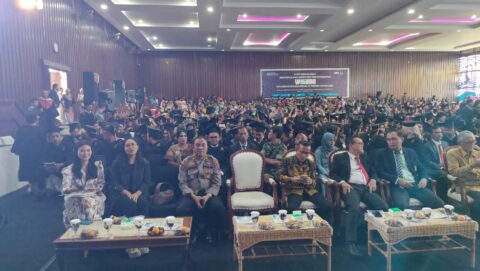 Universitas HKBP Nommensen Pematangsiantar (UHKBPNP) menggelar Dies Natalis ke-8 dan Wisuda VII Periode II Tahun 2025 di Auditorium UHKBPNP, Kota Pematangsiantar. Foto: Humas Polres Pematangsiantar.