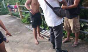 Seorang terduga pelaku pencurian besi jembatan diamankan di Jalan Bola Kaki, berhasil diamankan Polres Pematangsiantar. Foto: Dok. Istimewa.