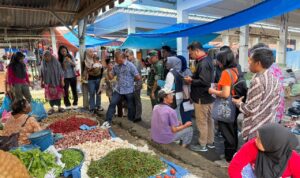 Sat Reskrim Polres Simalungun turun langsung ke lapangan melakukan inspeksi mendadak (sidak) pasar guna memastikan ketersediaan bahan pokok dan stabilitas harga di wilayah Kabupaten Simalungun. Foto: Dok. Humas Polres Simalungun.