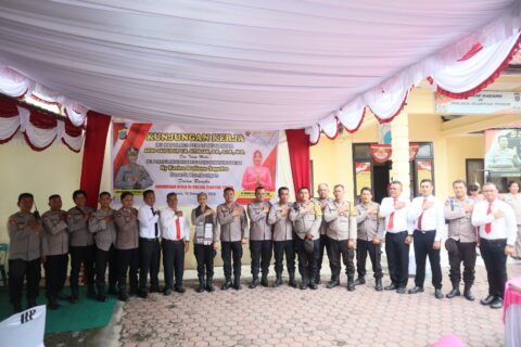 Kapolres Pematangsiantar AKBP Sah Udur T.M. Sitinjak, SH, SIK, MH melaksanakan kunjungan kerja (kunker) ke Markas Komando (Mako) Polsek Siantar Timur. Foto: Dok. Humas Polres Pematangsiantar.