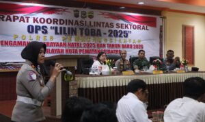 Kapolres Pematangsiantar AKBP Sah Udur T.M. Sitinjak, SH, SIK, MH memimpin Rakor Lintas Sektoral Operasi Lilin Toba Tahun 2025 yang digelar di Aula Widya Satya Brata Mako Polres Pematangsiantar. Foto: Dok. Humas Polres Pematangsiantar.