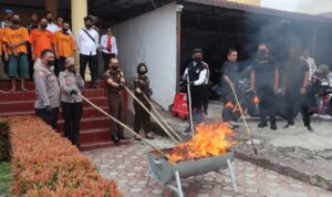 Kapolres Pematangsiantar AKBP Sah Udur T.M. Sitinjak, SH, SIK, MH memimpin langsung pemusnahan barang bukti narkotika jenis ganja seberat 1.906,85 gram di depan ruangan Sat Res Narkoba Polres Pematangsiantar. Foto: Dok. Istimewa.