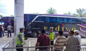 Sat Lantas Polres Pematangsiantar bergerak cepat mengantisipasi lonjakan arus kendaraan dengan cara memfungsikan Terminal Tanjung Pinggir. Foto: Dok. Humas Polres Pematangsiantar.