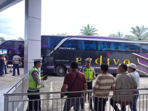 Sat Lantas Polres Pematangsiantar bergerak cepat mengantisipasi lonjakan arus kendaraan dengan cara memfungsikan Terminal Tanjung Pinggir. Foto: Dok. Humas Polres Pematangsiantar.