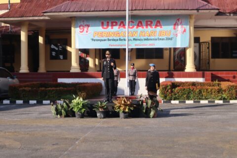 Kapolres Pematangsiantar AKBP Sah Udur T.M. Sitinjak, SH, SIK, MH memimpin upacara Peringatan ke-79 Hari Ibu Tahun 2025. Foto: Dok. Humas Polres Pematangsiantar.