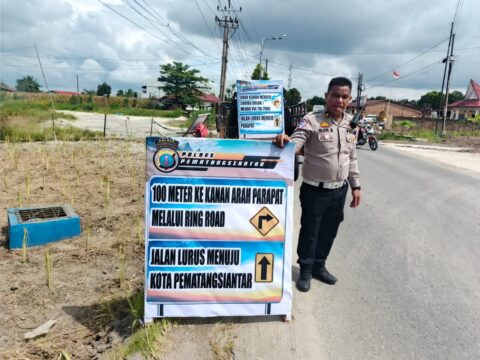 Sat Lantas Polres Pematangsiantar melaksanakan pemasangan rambu petunjuk arah di sejumlah titik strategis. Foto: Dok. Humas Polres Pematangsiantar.