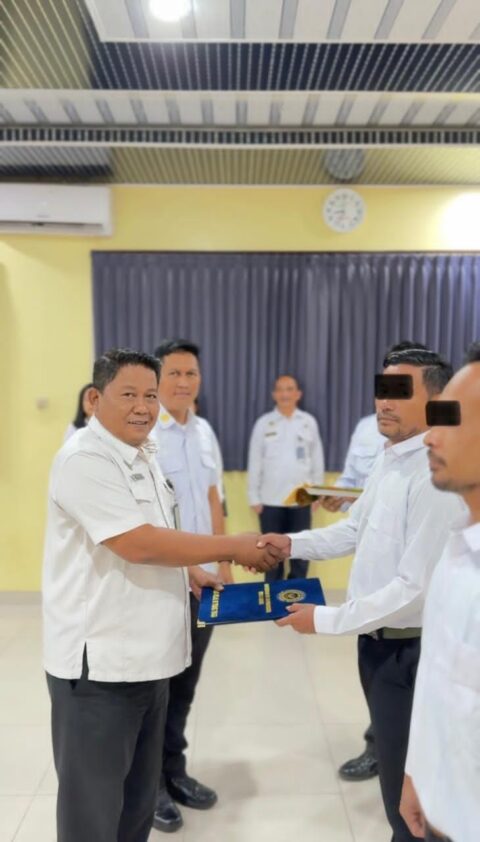 Lapas Kelas IIB Tebing Tinggi memberikan Remisi Khusus (RK) Hari Raya Natal Tahun 2025 kepada puluhan warga binaan pemasyarakatan (WBP) yang beragama Kristen. Foto: Dok. Istimewa.